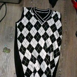 Black and white diamond sweater Large